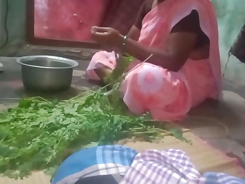 Insane Indian babe thumbs herself to the fullest working with the shower