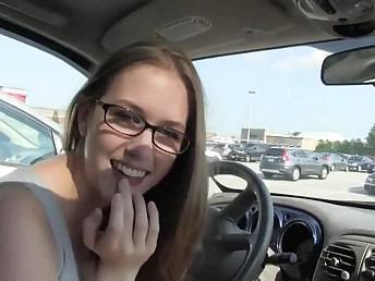 Amateur glasses teenie sucking cock in car