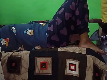 Cute curvy bhabhi gets her perfect ass worshipped & her dirty talk kaput