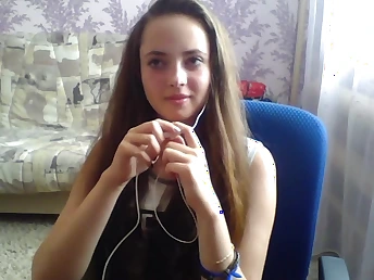 European solo webcam nymph shows her arse