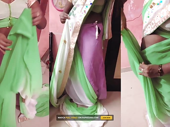 Indian MILF Wifey Renu Hardly ever Boulder-holder gets a hot tease in Petticoat Saree Taunt for Close-knit Paramour!