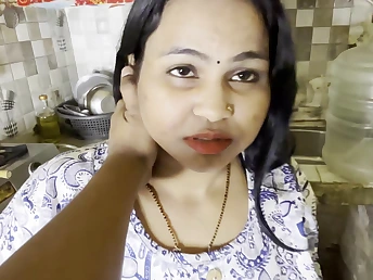 Indian housewife's stunning bowels acquire obedient in a hot kitchen sex party!