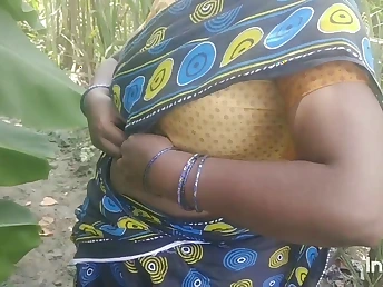 Observe Saanthi2 & Vetrivel get horny yon a red-hot Indian wifey's open-air bathroom