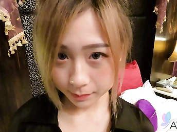 Lin Siyu's bf can't fight back her orgy in a hotel cell